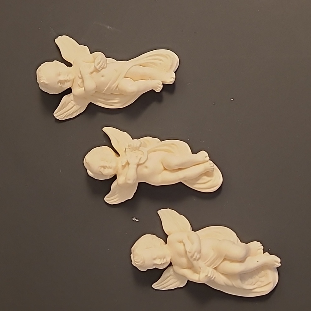 Minature cherub wall hangings